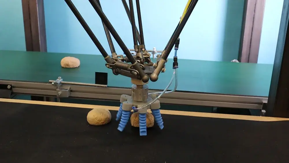 SoftGripping SG.AN.B6 soft gripper mounted on robot picking soft material