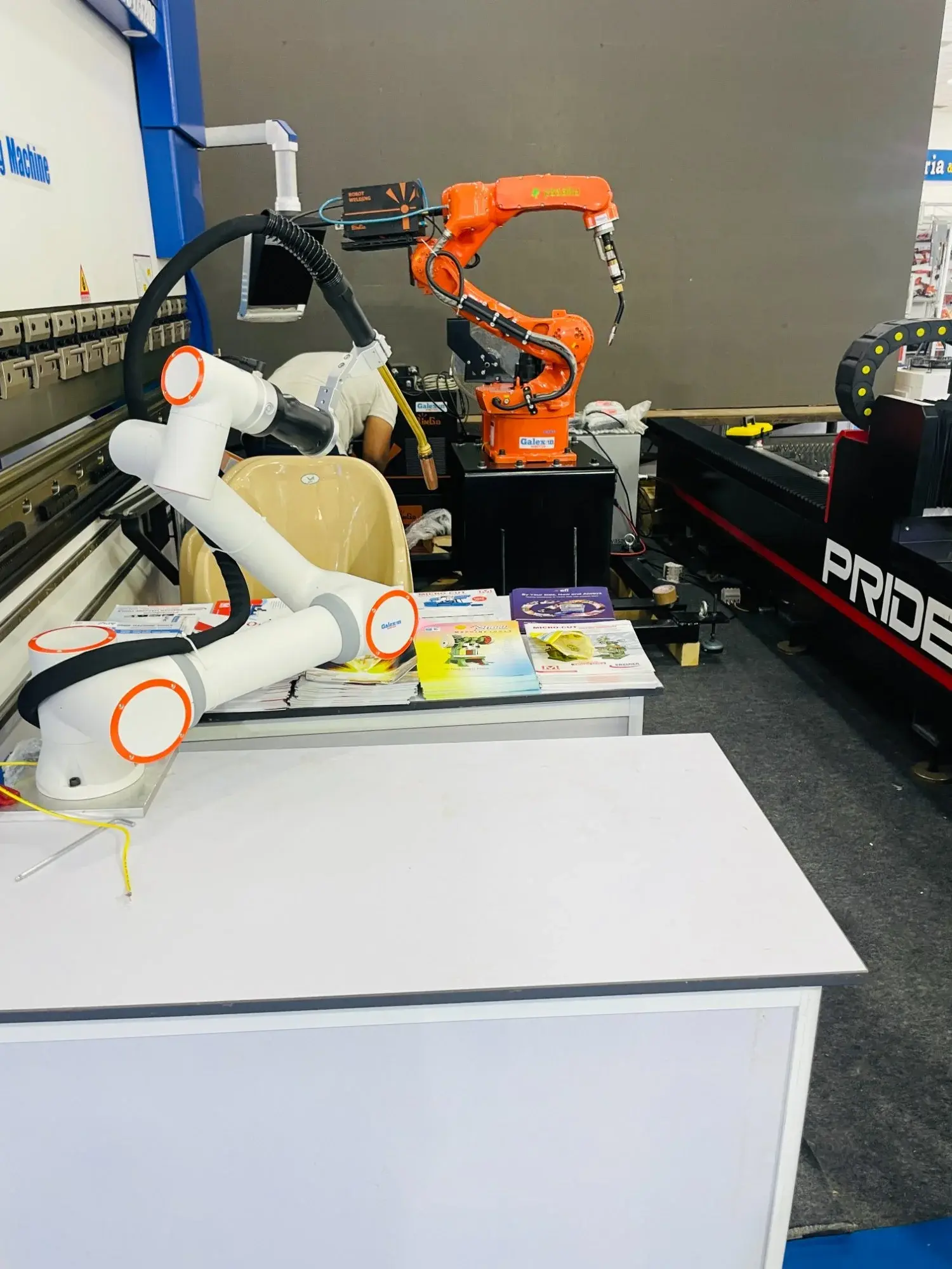Fairino FR5 cobot arm on a desk in an exhibition setting